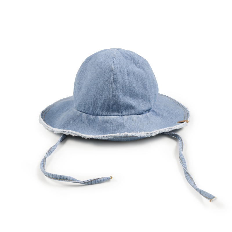 Nixnut / sun hat / jeans