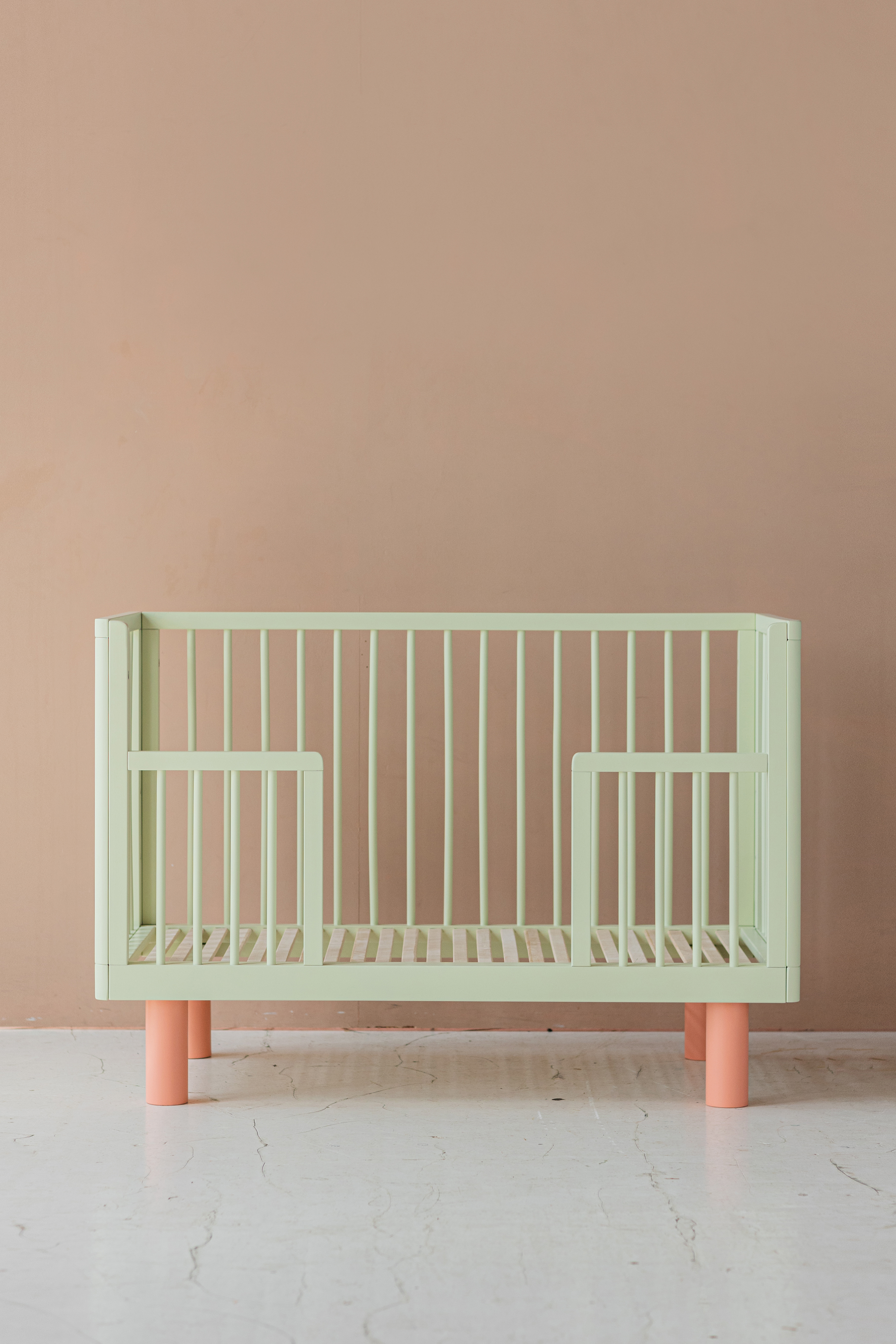 Karl&Fric Bed Nox Cot met Junior Rails Pistachio-Pink 120x60 cm