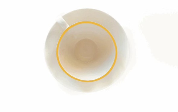 Val Pottery Foolish Cappuccinotas Cosy 10x7.5 cm - Dark Yellow Lines - Handgemaakt Keramiek - met Schotel